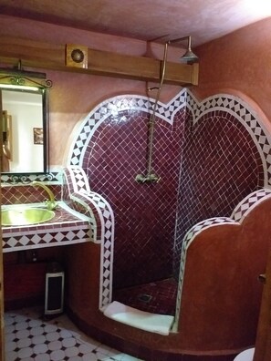 Chambre double (3 - Carmin) | Salle de bain | Douche, articles de toilette (gratuits), séchoir à cheveux