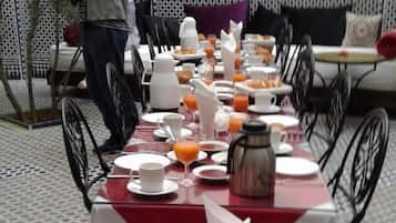 Petit déjeuner complet compris tous les jours