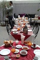 Café da manhã completo grátis todos os dias