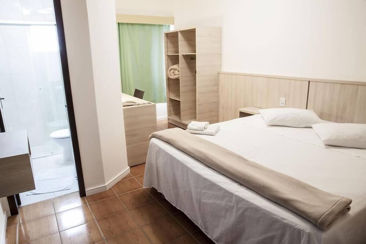 Caja de seguridad en la habitación, escritorio y cortinas blackout 