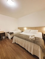 Cofres nos quartos, escrivaninha, cortinas blackout, Wi-Fi de cortesia