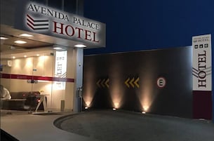 Fachada da propriedade à noite