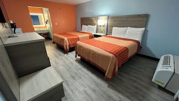 Habitación doble, 2 camas Queen size | Ropa de cama de alta calidad y escritorio