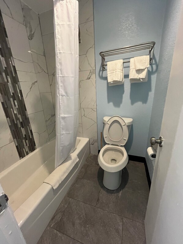 Combined shower/bathtub, free toiletries, hair dryer, towels - Lovington Inn (Lovington)