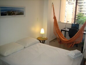 Quarto casal premium, 1 cama Queen, para fumantes | 1 quarto, roupas de cama premium, escrivaninha