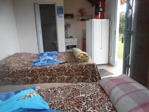 Een minibar, een bureau, gratis wifi, beddengoed