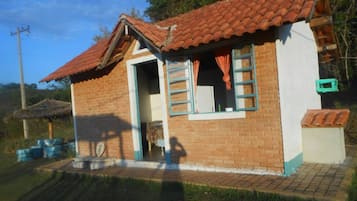 Chalet, cocineta, en el área del patio | Minibar, escritorio, wifi gratis y ropa de cama