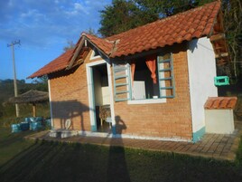 Chalé, cozinha americana, no pátio | Frigobar, escrivaninha, Wi-Fi de cortesia, roupa de cama