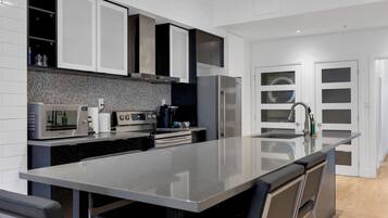 Executive Apartment, 3 Bedrooms, Mountain View (787) | Private kitchen | Fridge, microwave, oven, stovetop