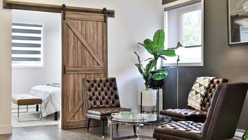 Panoramic Apartment, 3 Bedrooms, City View (785) | 1 bedroom, desk, soundproofing, iron/ironing board