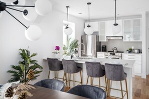 Exclusive Apartment, 4 Bedrooms (791) | Living area | Flat-screen TV - Les Lofts du Mont Royal (Montreal)