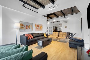 Executive Apartment, 3 Bedrooms, Mountain View (787) | Living area - Les Lofts du Mont Royal (Montreal)