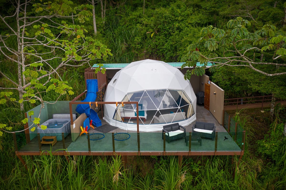 Family Deluxe Tent, Hot Tub | 1 slaapkamer, een minibar met enkele gratis items, een kluis op de kamer