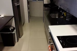 Fridge, microwave, oven, stovetop - Etours - Luminoso 3 Quartos Copacabana Souza Lima (Rio de Janeiro)