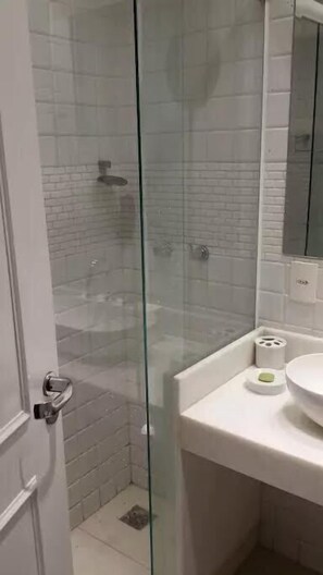 Shower, free toiletries, hair dryer, towels - Etours - Luminoso 3 Quartos Copacabana Souza Lima (Rio de Janeiro)