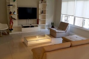 Flat-screen TV - Etours - Luminoso 3 Quartos Copacabana Souza Lima (Rio de Janeiro)