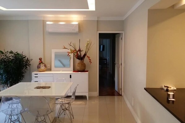 Flat-screen TV - Etours - Luminoso 3 Quartos Copacabana Souza Lima (Rio de Janeiro)