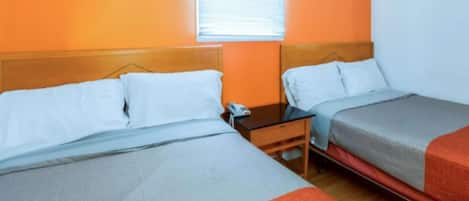 Habitación triple básica | Wifi gratis y ropa de cama