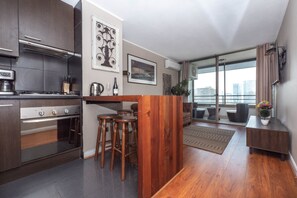 Apartamento, 2 habitaciones | Sala de estar | Una televisión LED, películas de estreno
