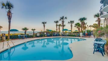 Inomhuspool och en säsongsöppen utomhuspool