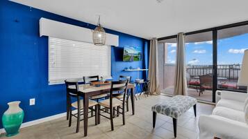 Bloc d'apartaments destacat, 1 dormitori, balcó, primera línia de mar | Sala d'estar | Televisor de pantalla plana de 50 polzades amb canals per cable