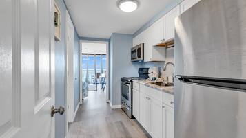 Condo clássico, 1 quarto, sacada, vista para o oceano | Cozinha privada | Geladeira, micro-ondas, fogão, cooktop