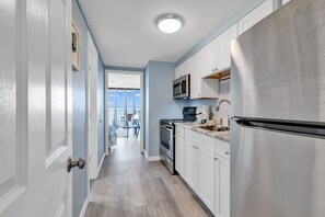 Condo clássico, 1 quarto, sacada, vista para o oceano | Cozinha privada | Geladeira, micro-ondas, fogão, cooktop