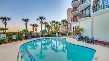 Een binnenzwembad, een seizoensgebonden buitenzwembad