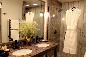 Premium Room, 1 King Bed | Bathroom