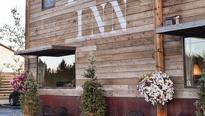 Un bâtiment en bois portant le numéro 1872 et le mot « AUBERGE » peint sur le côté.