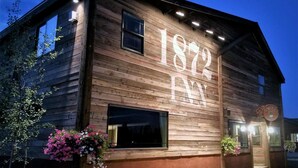 Un bâtiment en bois sur lequel on peut voir l’année « 1872 » inscrite sur le côté.