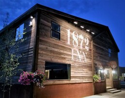 Un edificio de madera con el año "1872" exhibido en la fachada.