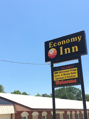 Exterior detail - Economy Inn (Nebraska City)