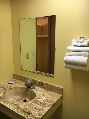 Chambre Standard, 1 grand lit | Salle de bain | Ensemble douche/baignoire, articles de toilette gratuits