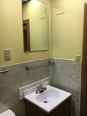 Combined shower/bathtub, free toiletries