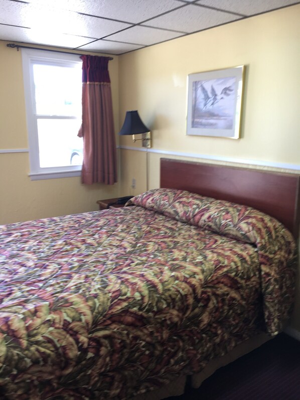 Standaard kamer, 1 queensize bed | Badkamer | Een bad/douchecombinatie, gratis toiletartikelen