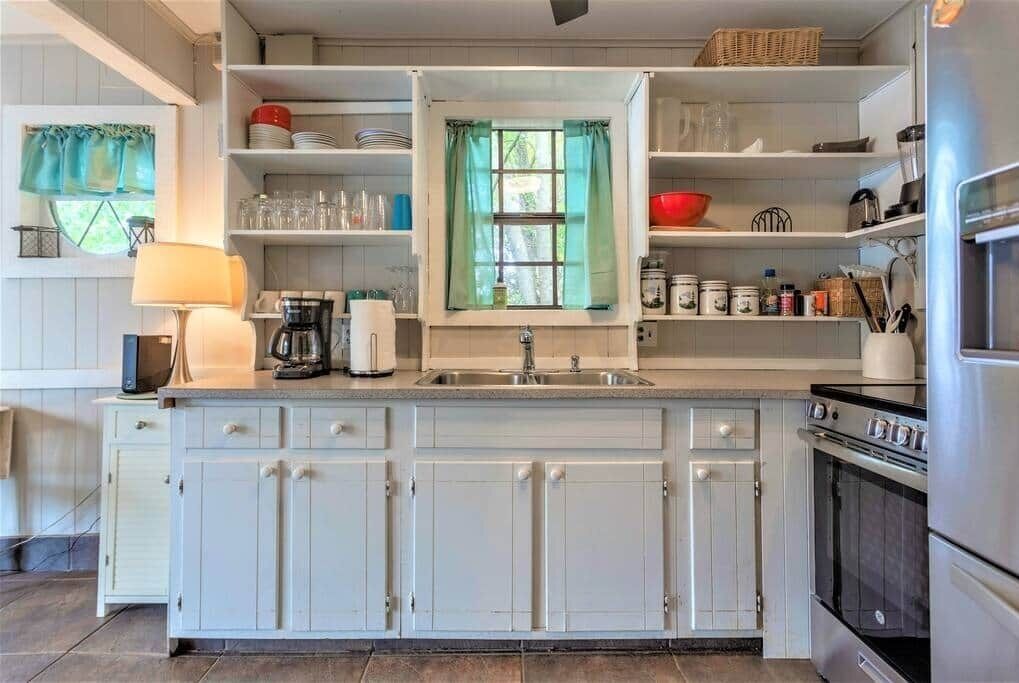 Wasserkocher mit Kaffee-/Teezubehör, Kühlschrank, Mikrowelle, Ofen