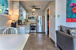 Fridge, microwave, oven, stovetop - The Lakeside Cottage (Garland County)