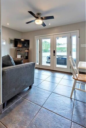 Een televisie en een open haard