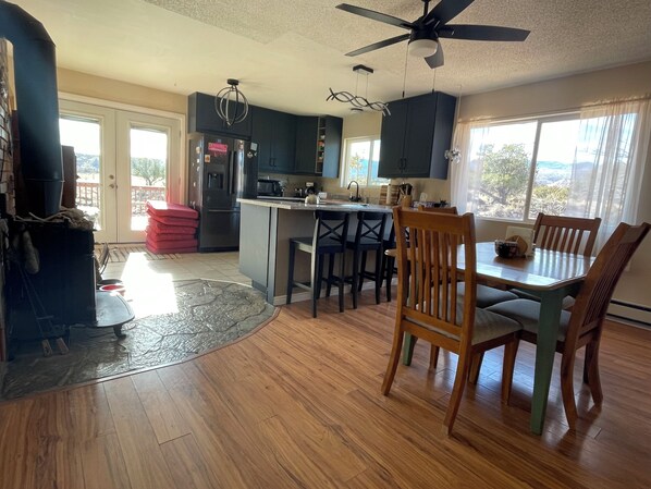 Dining - Rustic isolation near Capitol Reef National Park (Teasdale)