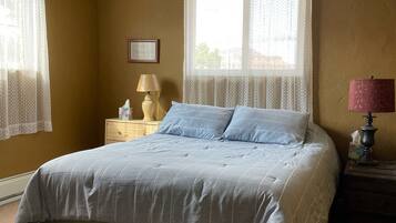 4 bedrooms, desk, WiFi, bed sheets