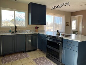 Fridge, microwave, oven, stovetop - Rustic isolation near Capitol Reef National Park (Teasdale)