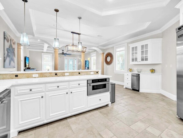 Kühlschrank, Mikrowelle, Ofen, Herdplatte