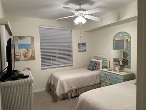 3 habitaciones, tabla de planchar con plancha y cuna de viaje