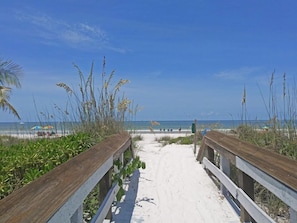 Beach nearby, sun-loungers, beach towels - Sleeps 8 - Perfect condo for the Family! (Fort Myers Beach)