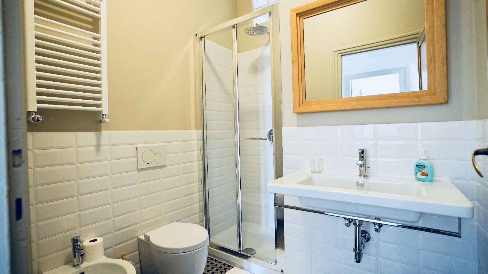 Douche, sèche-cheveux, bidet, serviettes fournies