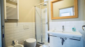 تجهيزات دش، مجففات شعر، مراحيض شطف، مناشف