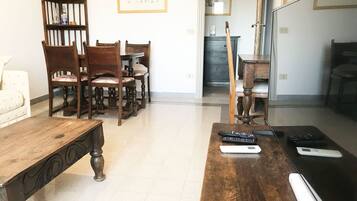 智能電視、DVD 播放機、書籍、音響