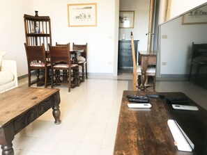 Smart-tv, dvd-spelare, böcker och en stereo