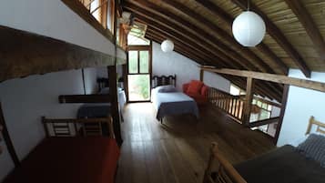 5 bedrooms, iron/ironing board, WiFi, bed sheets